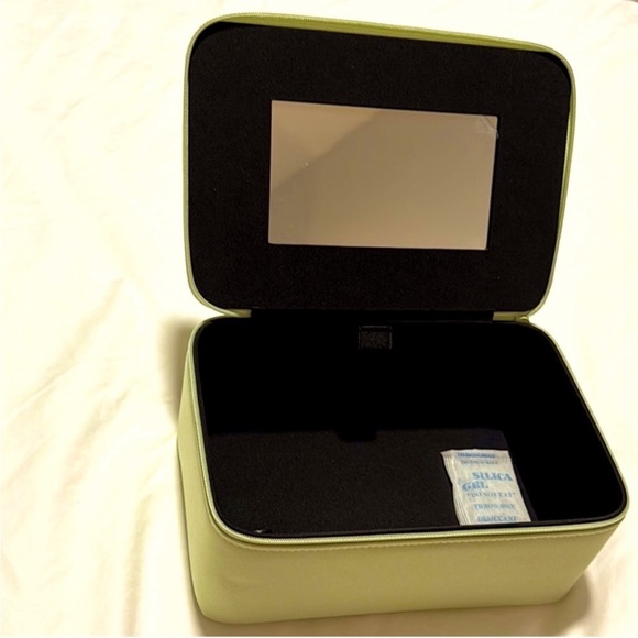 Prada Beauty Light Green Vanity Case - Picture 2 of 4